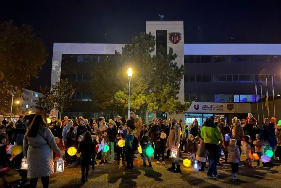 Ilustračný obrázok k článku Ulice rozžiarili svetlom lampášov: Najmenší si užili lampiónový sprievod, FOTO