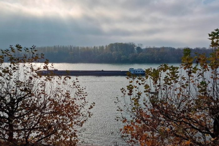 Ilustračný obrázok k článku Patálie na Dunaji: Rieka má opäť nižšiu hladinu, v Bratislave dokonca UVIAZLA loď