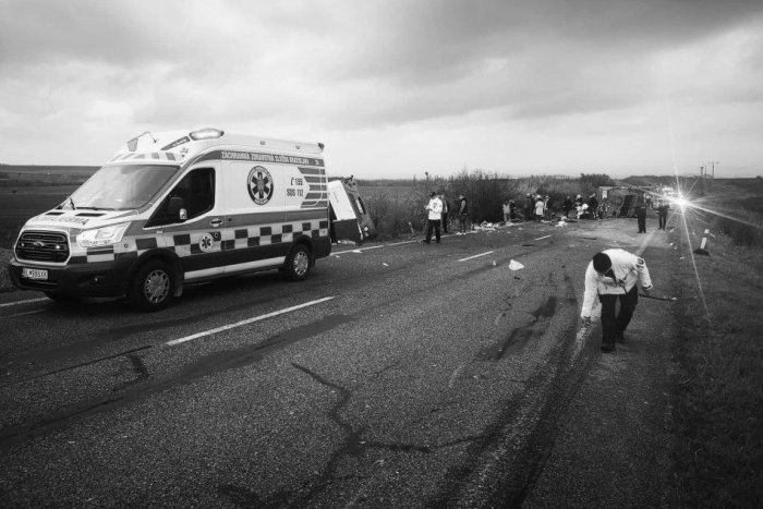 Ilustračný obrázok k článku TRI roky od tragédie: Príbuzní aj záchranári spomínali na obete havárie autobusu