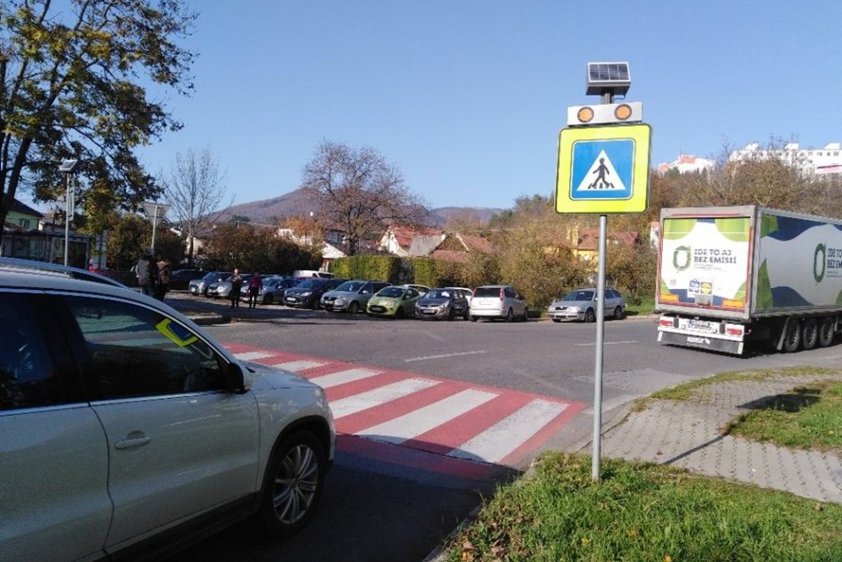 Ilustračný obrázok k článku Bystrické priechody sú opäť BEZPEČNEJŠIE: Kde všade pribudli výstražné svetlá? FOTO