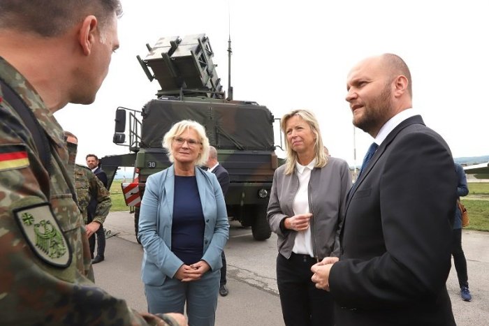 Ilustračný obrázok k článku SVET O SLOVENSKU: Naď sa dohodol, Nemci u nás zriadia stredisko pre opravu zbraní pre Ukrajinu