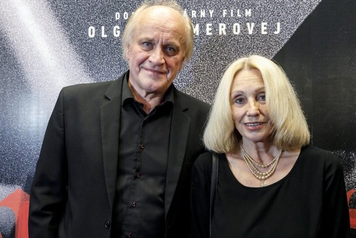 Ilustračný obrázok k článku Z ROCKERA sa stal významný politik: Film o M. Kocábovi uviedla do kín prezidentka Čaputová