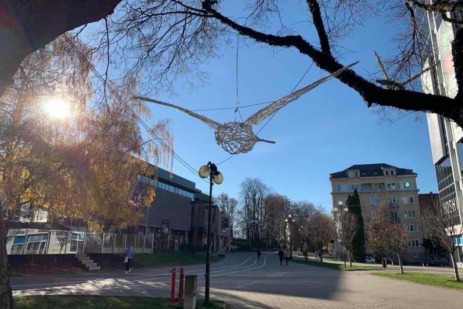 Ilustračný obrázok k článku V meste už vidno známe dekorácie: Poprad skrášlia aj TIETO vianočné ozdoby, FOTO