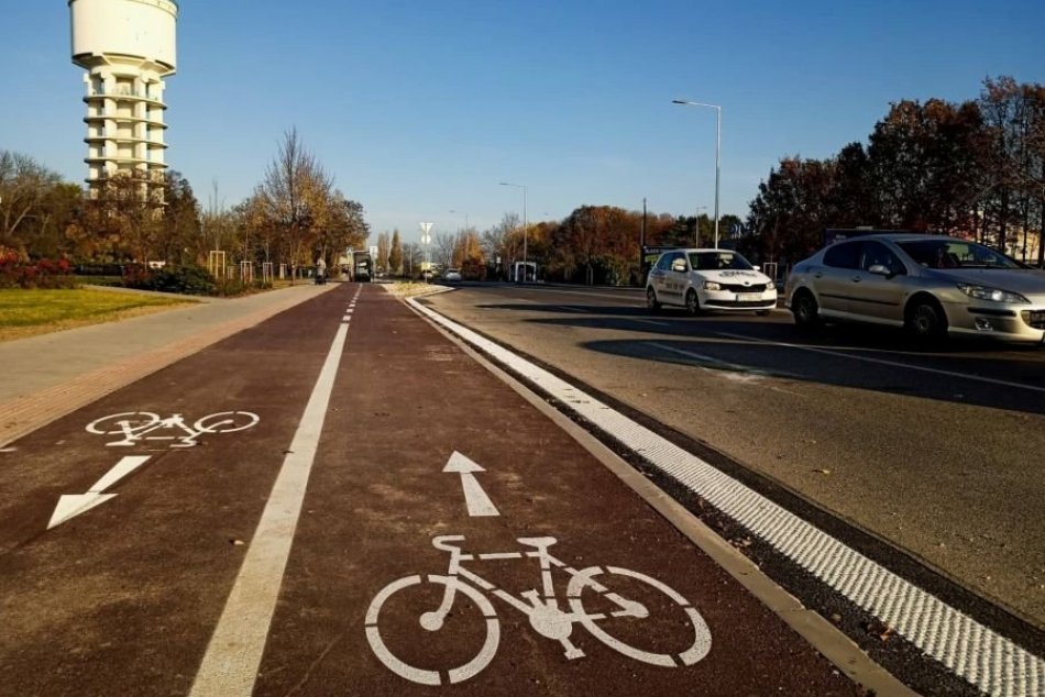 Ilustračný obrázok k článku Na Piešťanskej dokončili novú cyklocestu: Pribudol aj chodník pre peších a osvetlenie