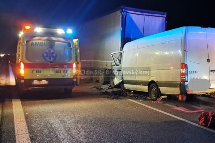 Ilustračný obrázok k článku SMRTEĽNÁ nehoda na diaľnici D2: Po náraze do auta zomrel vodič dodávky