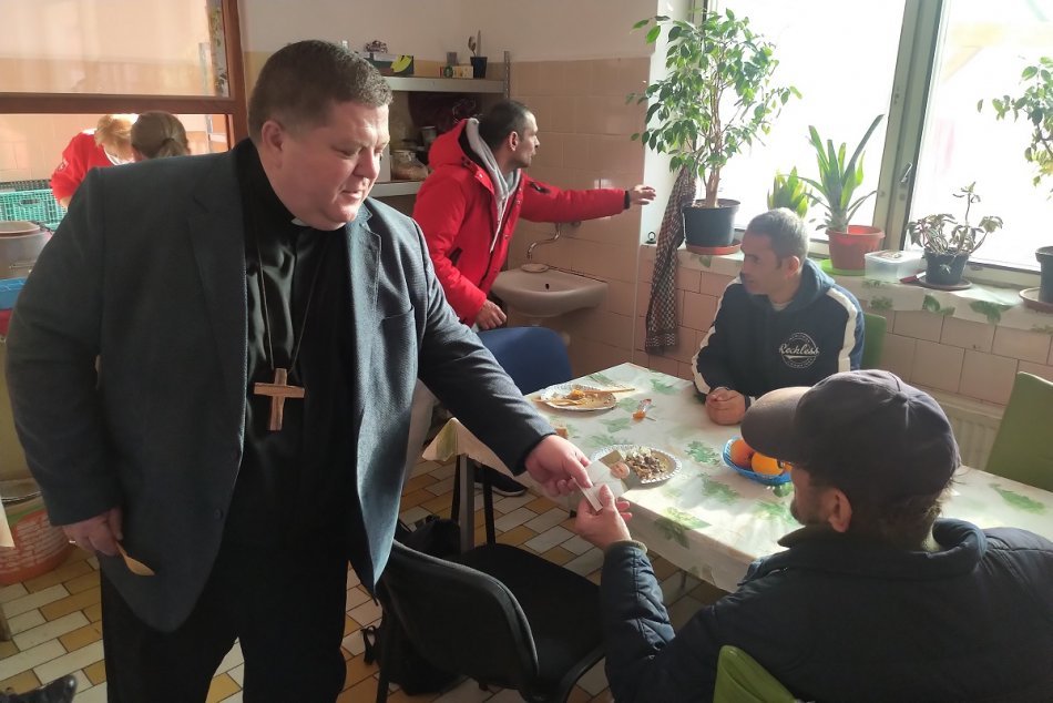 Ilustračný obrázok k článku Vzácna návšteva prekvapila ľudí bez domova: Obed si s nimi vychutnal pomocný biskup