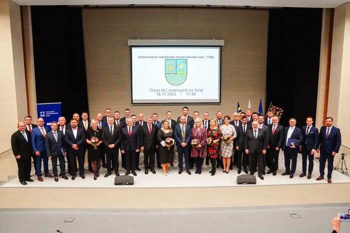 Ilustračný obrázok k článku Premiérovo v novom zložení: Jozef Viskupič a krajskí poslanci zložili sľub