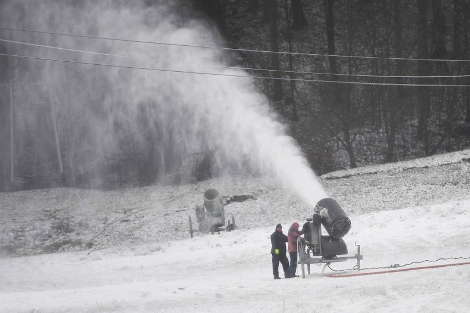 Ilustračný obrázok k článku Väčšie strediská začali opäť zasnežovať: V Tatrách sa chystajú na veľkonočnú lyžovačku