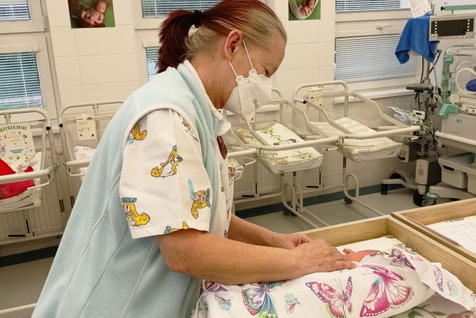 Ilustračný obrázok k článku Katarína svoju prácu povýšila na poslanie: Už 40 rokov pomáha pacientkam a ich detičkám