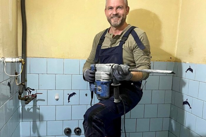 Ilustračný obrázok k článku Oblek vymenil za MONTÉRKY a zbíjačku: Pellegrini pomohol pri prerábke cudzej kúpeľne! FOTO