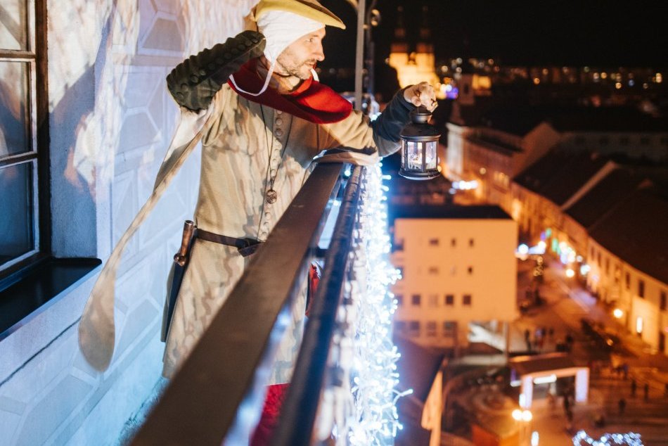 Ilustračný obrázok k článku Skvelá NOVINKA počas adventu: Užite si prehliadky Mestskej veže s lampášom