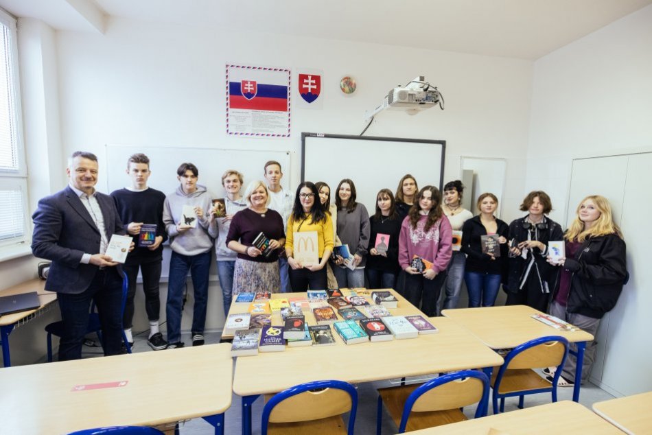 Ilustračný obrázok k článku Anglické knihy od McDonald's skvalitnia štúdium cudzích jazykov na Gymnáziu Jána Hollého v Trnave
