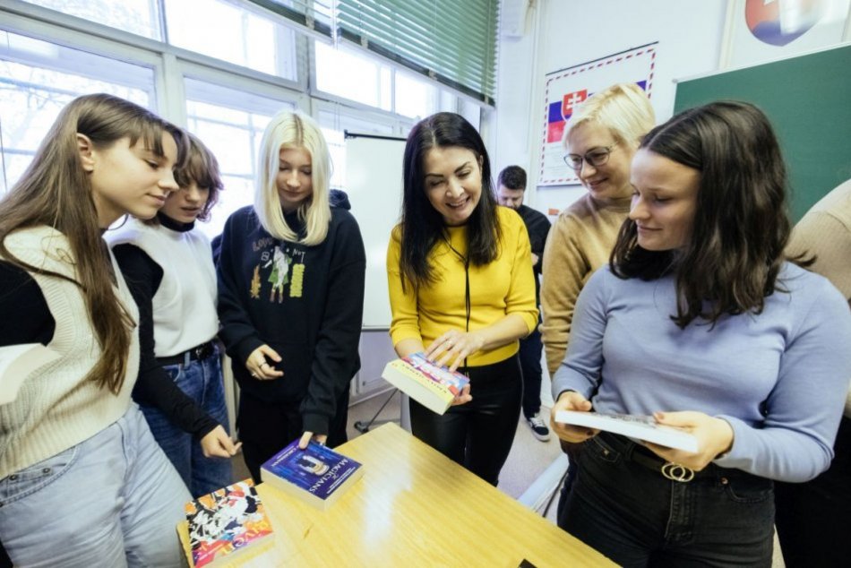 Ilustračný obrázok k článku McDonald's vybavil v tomto roku už piatu školskú knižnicu anglickými knihami