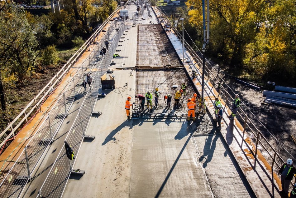 Ilustračný obrázok k článku Veľká rekonštrukcia pokračuje: Chodcov KONEČNE pustia na most v Hlohovci