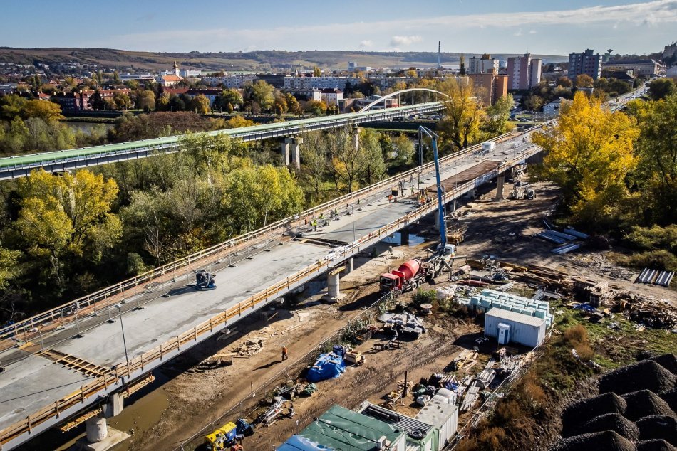 Ilustračný obrázok k článku Práce na moste v Hlohovci majú sklz: Jeho otvorenie sa POSÚVA!