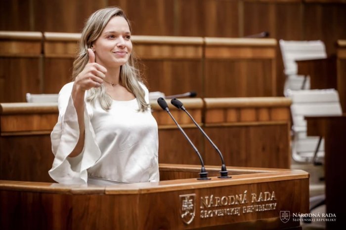 Ilustračný obrázok k článku Pýtajte sa Romany: Pani Tabák, ste MEGAP*ČA? Kollárova poslankyňa odpovedala aj na to!