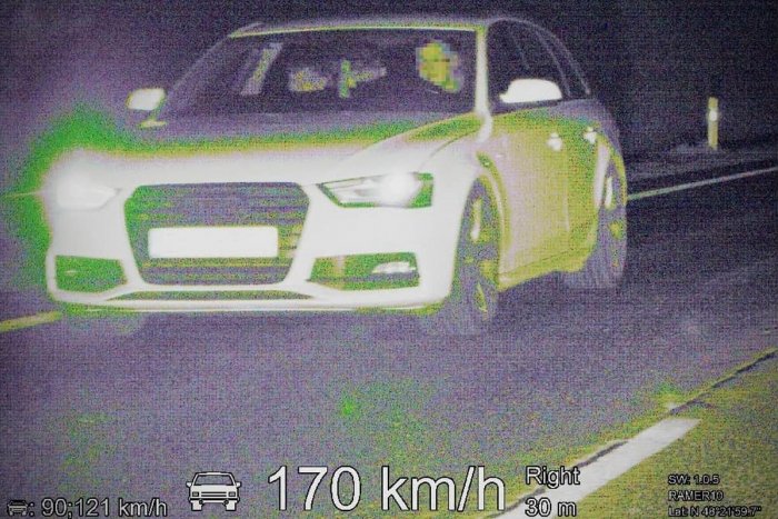 Ilustračný obrázok k článku Mladík uháňal medzi dedinami 170 km/h: Nebol to jeho prvý prešľap, prišiel o vodičák