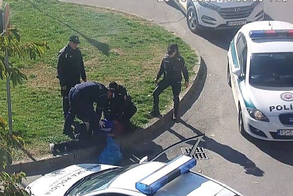 Ilustračný obrázok k článku HRDINSKÝ čin skupinky policajtov: Rýchlym zásahom zachránili mužovi život, FOTO