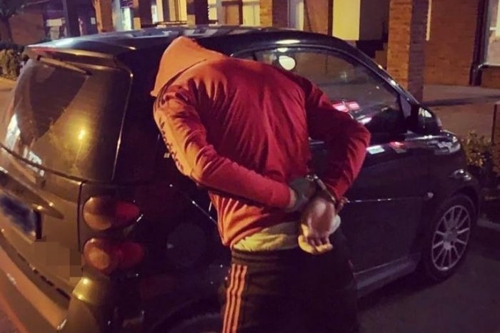 Ilustračný obrázok k článku Zo svojich áut putovali rovno za mreže: Žena s mužom sviatkovali v cele