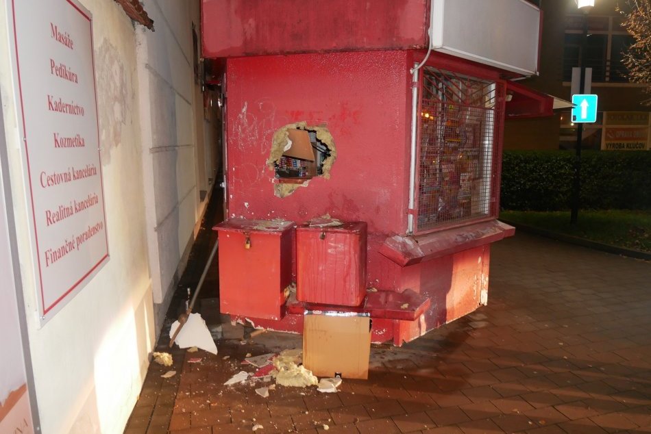 Ilustračný obrázok k článku KURIÓZNE vlámanie na strednom Slovensku: Muž si vysekal dieru do stánku krompáčom, FOTO