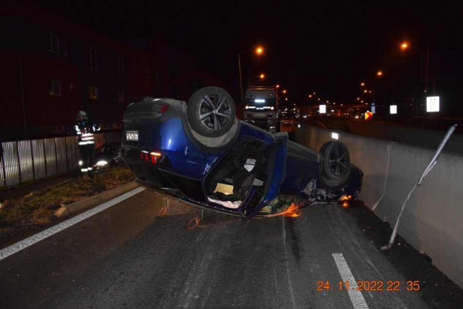 Ilustračný obrázok k článku Po HROZIVEJ nehode skončilo auto na streche: Policajti VARUJÚ vodičov, čo bola príčina? FOTO