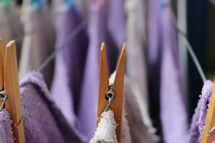 Ilustračný obrázok k článku Ako ušetriť na energiách? Dá sa to aj správnym SUŠENÍM bielizne či dĺžkou záclony