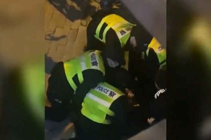 Ilustračný obrázok k článku BBC tvrdí, že jej novinára ZMLÁTILA čínska polícia: Chcel len informovať o protestoch, VIDEO