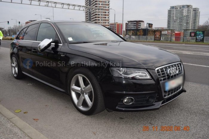 Ilustračný obrázok k článku Vážna nehoda v Bratislave: Auto opäť zrazilo chodca na PRIECHODE, vodič UŠIEL!