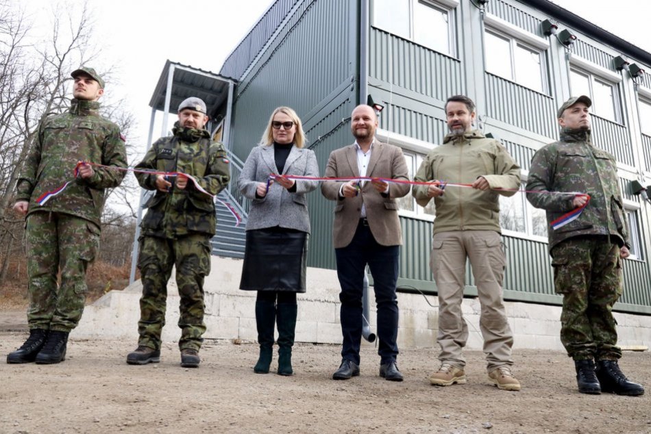 Ilustračný obrázok k článku Vojaci NATO majú predčasné Vianoce: Dostali prvé kontajnerové domy, FOTO