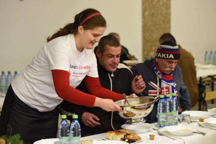 Ilustračný obrázok k článku V Trnave myslia aj na osamelých a ľudí bez domova: Pozývajú ich na štedrú večeru