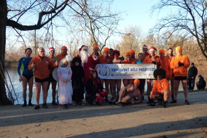 Ilustračný obrázok k článku V Trnave bude otužovať aj Mikuláš: Bíli Medvedi sa chystajú na Kamenný mlyn