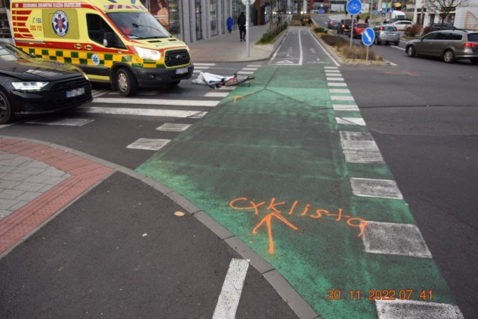 Ilustračný obrázok k článku Cyklistka v Bystrici vrazila do auta: Po kolízii zostala ležať na ceste, FOTO