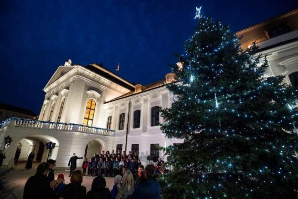 Ilustračný obrázok k článku ŠĽACHETNÝ skutok Čaputovej: Rozsvietila vianočný stromček, a POZRITE, kto jej pomáhal!