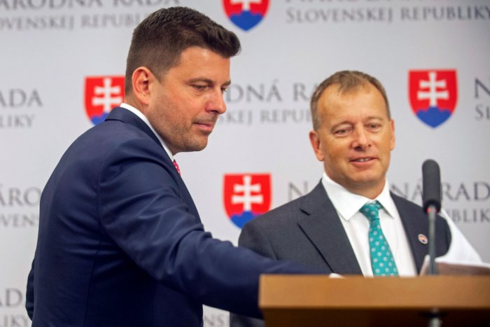 Ilustračný obrázok k článku VIEME, kedy môže padnúť vláda! Povaliť ju chce aj Kollárov poslanec zo Sme rodina!