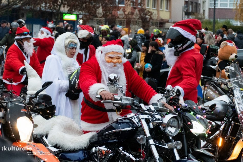Ilustračný obrázok k článku Akcia, aká sa len tak nevidí: Námestie zaplnili desiatky Mikulášov na motorkách, FOTO