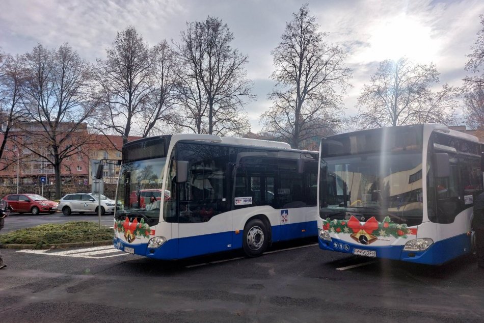 Ilustračný obrázok k článku V Poprade jazdia 4 nové autobusy: Jeden z nich je vyzdobený vianočným motívom, FOTO