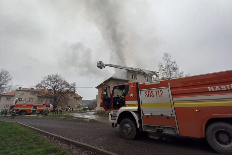 Ilustračný obrázok k článku Ďalšiu bytovku pohltili plamene: Ľudí EVAKUOVALI, zasahujú hasiči z niekoľkých miest! FOTO