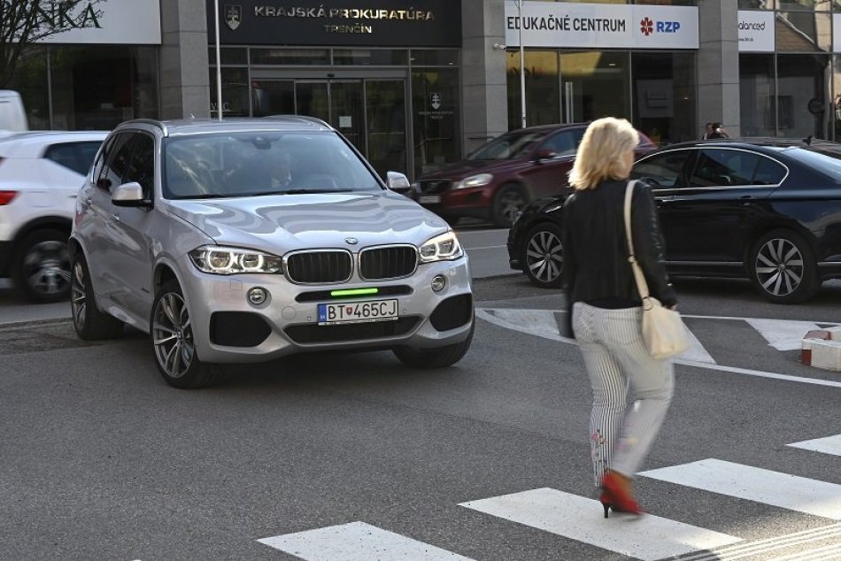 Ilustračný obrázok k článku Chodci si zelené PREDNÉ brzdové svetlo pochvaľovali: Stane sa POVINNOU výbavou?