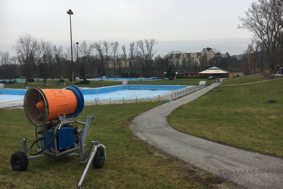 Ilustračný obrázok k článku Bežkovanie na kúpalisku bude opäť ZDARMA! Za akých PODMIENOK začnú zasnežovať?