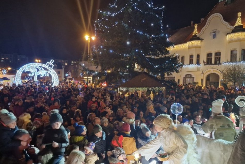 Ilustračný obrázok k článku Námestie praskalo vo švíkoch: Stovky ľudí privítali Mikuláša, FOTO