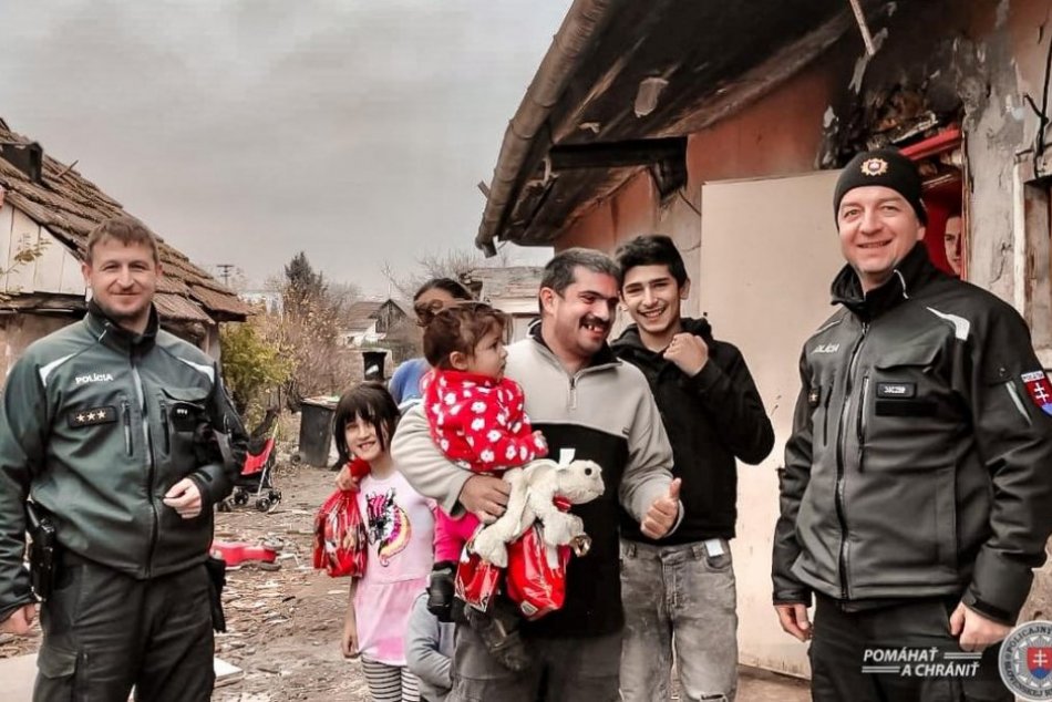 Ilustračný obrázok k článku Krásne gesto policajtov v Nitre: Rómskym deťom priniesli mikulášske balíčky