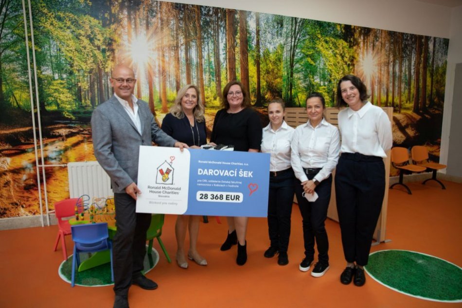 Ilustračný obrázok k článku Vianočné samolepiace menovky potešia najbližších a pomôžu deťom v slovenských nemocniciach