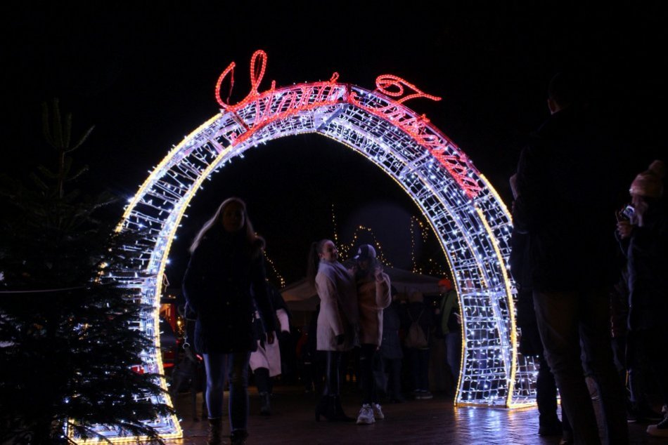 Ilustračný obrázok k článku Hľadáte chutné špeciality či lákavé darčeky? TRHY na bystrickom námestí nie sú jediné, FOTO