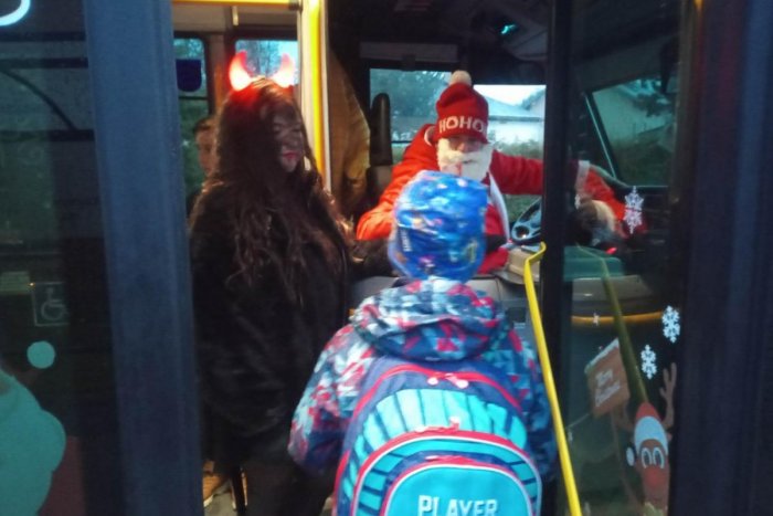 Ilustračný obrázok k článku Pri Poprade viedol autobus netradičný vodič: Deti prekvapil Mikuláš za volantom