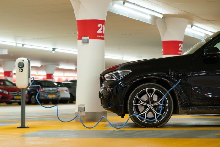 Ilustračný obrázok k článku Muž si v práci nabíjal súkromný elektromobil: Minul elektrinu za 40 CENTOV a dostal PADÁKA!