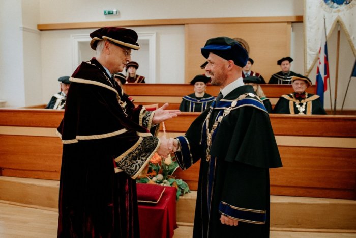 Ilustračný obrázok k článku 30 rokov Filozofickej fakulty Trnavskej univerzity: Inaugurovali jej staronového dekana