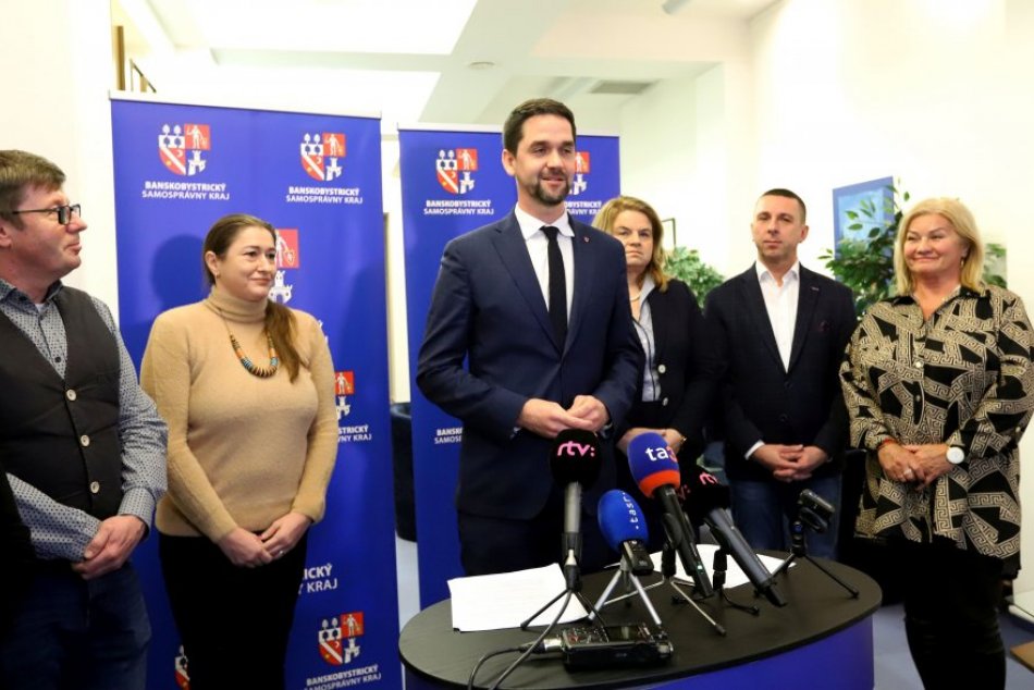 Ilustračný obrázok k článku Viete o problémoch na cestách? Lunter predstavil NOVINKU pre mestá a obce, FOTO