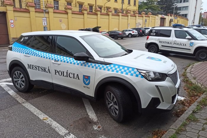 Ilustračný obrázok k článku Zlodej využil príležitosť: Na autobusovej zastávke OKRADOL opitého muža!