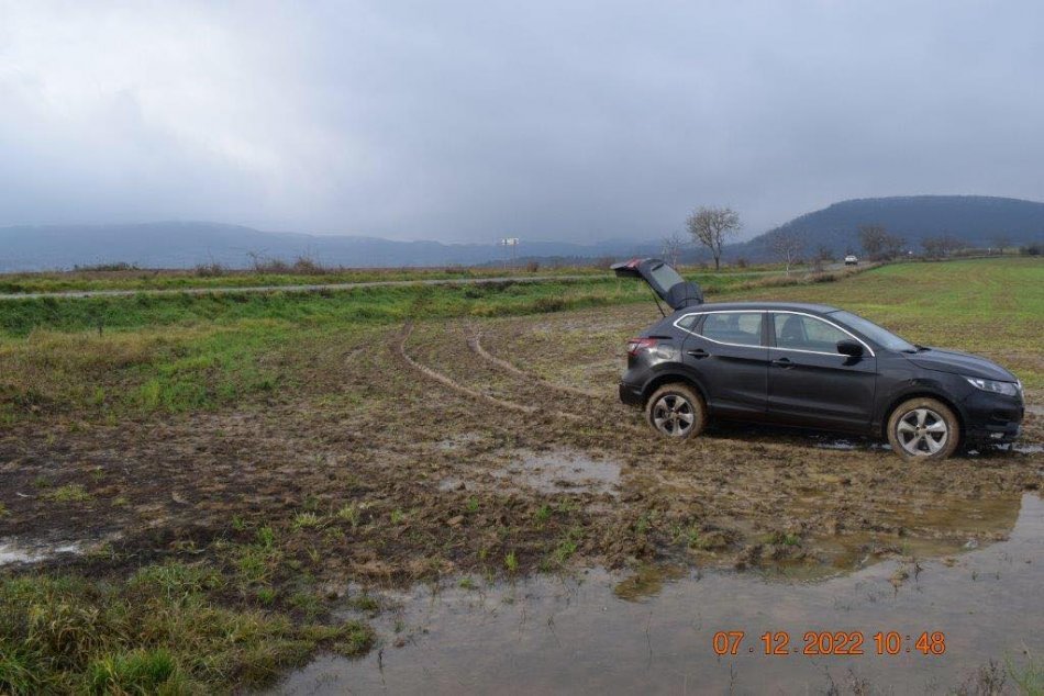 Ilustračný obrázok k článku Po NEBEZPEČNEJ naháňačke skončilo auto v poli: PREČO unikalo policajtom? FOTO