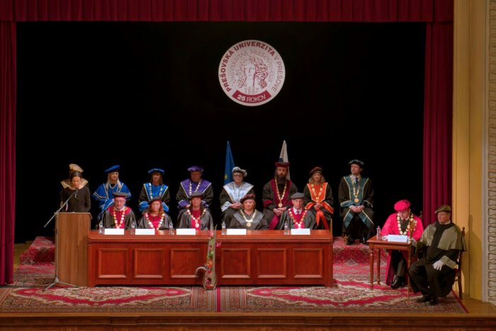 Ilustračný obrázok k článku Rektor udeľoval pamätné medaily a bilancoval: Prešovská univerzita OSLAVUJE, má 25 rokov